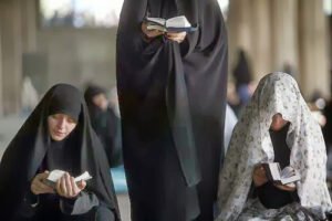 öyle ya :
– Müslümanım demek başka . . .
Müslümanca yaşamak bambaşka !