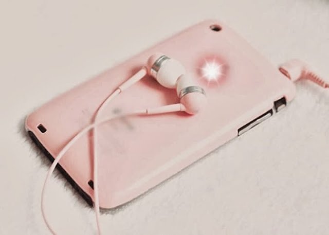 Kısa yazıyorsam eğer içim
yorulmuştur,
– ellerim değil…
Sümeyra Bülbül