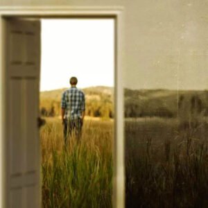 Göreceksen şimdi gör beni;
Tabutlar ışık geçirmez…
Ahmet Erhan