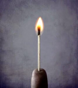 Unutma, sana ışık tutanlara sırtını dönersen; göreceğin tek şey kendi karanlığındır.