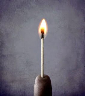 Unutma, sana ışık tutanlara sırtını dönersen; göreceğin tek şey kendi karanlığındır.