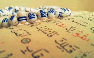 Kırılmış kalbine teselli arıyorsan insanlara değil,
Rabbin e git..