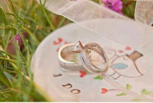 "O parmağında ki alyans mı?" diye
sordular delikanlıya."