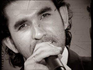 Ah bir gelse diyorum, binlerce ah
geliyor.
–
Serdar Tuncer