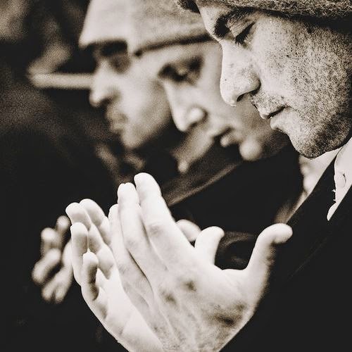 İki dünya ehli yan yana gelirse kavga çıkar. Fakat bunlardan birisinin yüzü ahirete dönükse, kavga nüzul olmaz idare olur