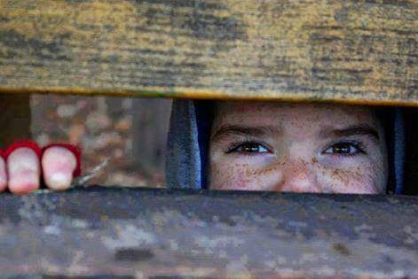 " Kışı sevmem ben
Damı akan evler,
Ayakkabısı delik çocuklar,
Ocağı yanmayan analar,
Utanan babalar gelir aklıma.."