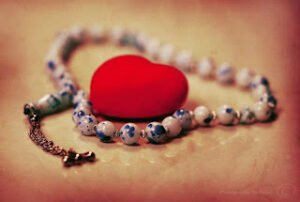 Hüzün tedavi edilmesi gereken bir hastalık değildir. İnsan’ı Rabbine yaklaştıran bir insanlık halidir..  Osman Nar