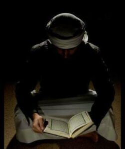 Ey iman edenler! Siz kendinizi düzeltin. Siz doğru yolda olursanız yoldan sapan kimse size zarar veremez