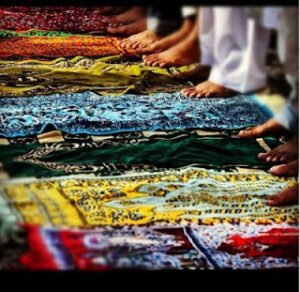 Namaz kılmayandan uzak durun. Allah’ı terketmiş sizi mi terketmeyecek ?