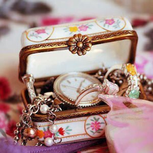 Bizim zamanımızda kızlar çeyizleri için nakış işlerdi. Şimdiki gibi günah değil