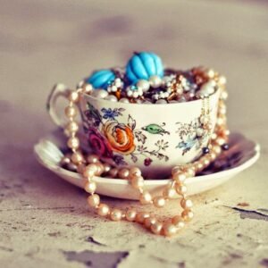 “Bir ulus ne kadar düşmüşse, süslü ve gösterişli şeylerle o kadar savurgandır.”  Adolf Loon