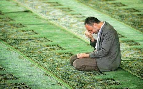 ALLAH’ım! Seni sevenlerin kalbini ve Senin sevdiklerinin kalbini kırmaktan Sana sığınırım.