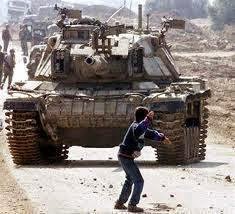 Hak bildiğin yolda,
Yalnız kalsan da yürümeye devam edeceksin