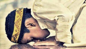 Namaz seni yolun yarısına ulaştırır, oruç da hükümdarın kapısına ulaştırır, sadaka ise, hükümdarın huzuruna çıkarır. (Hz.Ömer)