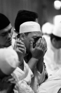 Karanlık geceyi sahur ile aydınlattığın gibi,
Içimize de bir aydınlık ver Rabbim