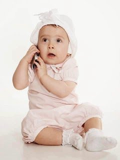 ‘Aradığınız numara şuan başka biriyle görüşüyor’ diyen operatör; onu biz de biliyoruz… Kiminle konuşuyor onu diyiver hele.. (: