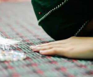 Bir kapıya bir kere gidersin, ikincisinde utanırsın; ama   RABB’ine her gün gidersin, gitmelere doyamazsın . . .