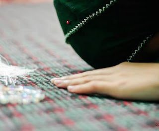 Bir kapıya bir kere gidersin, ikincisinde utanırsın; ama   RABB’ine her gün gidersin, gitmelere doyamazsın . . .