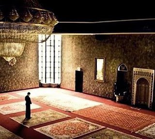 “Namazı bırakmışmış! Ne münasebet! Ne haddine! Namaz seni bırakmıştır bre densiz, otur bi düşün ‘sevgilim beni neden terketti?’ diye.”