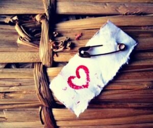 Oysa ki her şey sevgiyle yaratılmıştı.
Lakin sevmeyi beceremedi. . – Hasan Seyidoğlu