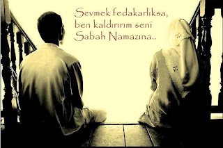 Sevmek fedakarlıksa ben kaldırırım seni…. sabah namazına….