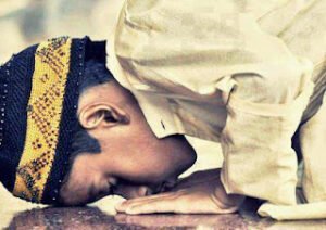 Eğer Namaz Kılan Kimse Kendisini Çevreleyen İlahi Rahmet Den, Haberdar Olsaydı, Asla Başını Secdeden Kaldırmazdı.