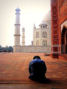 Bir kere kadere iman ettiniz mi, diğer mevzular mantıkla hallediliyor.