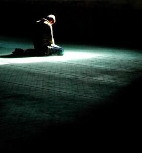 Allah’ın kula en yakın olduğu zaman gecenin son kısmıdır. Eğer bu saatte Aziz ve Celil olan Allah’a zikredenlerden olabilirsen ol