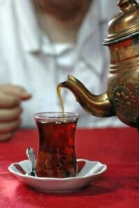 Bir laz düşünür derki;
Yarimden ayrı düştüm gözlerum nemli
nemli…