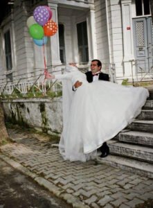 “ Elhamdulillah, Seni yanımda var,
Gönlümde yâr edene. . ”