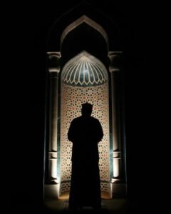 Mü’min, Allah’la beraber olma uğruna tek kalmaya razı olan
insandır.
Nureddin Yıldız