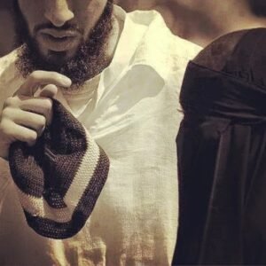 "Gülüşüne hayran olduğum adam,
Sen yeter ki Kur'an oku ben bir ömür dinlerim seni."