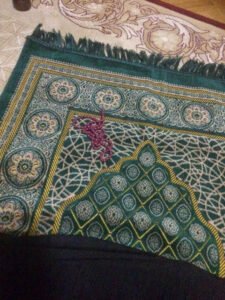 " Ahiret için;
Seccade üstüne alın koymak,
Yastık altına altın koymaktan daha kârlıdır.. "