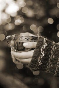 Sen bir çay demle sıcacık. Ben tüm soğuk yanlarımı. Elimi. Yüzümü. Gönlümü alıp geleyim. . .  Mehmet Deveci