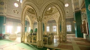 Başkalarına hizmet etmek isteyenler, kendilerini ıslah etsin yeter