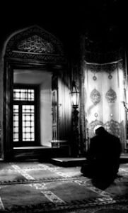 Cami kapısından geçerken ezanın okunduğunu duyan şoför geriye dönüp patronundan izin ister