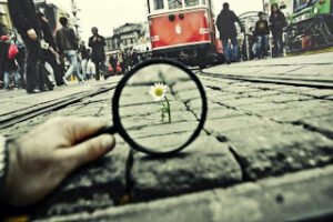 “Modern zamanlar, uzakları yakın kıldı.  Buna karşılık, en yakınımızdaki şeylerin uzağına düştük.”  ~  İbrahim Tenekeci