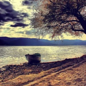 Bazen alabileceğin en büyük intikam; affetmektir. Ve bazen karşındakine verebilecek en güzel cevap gülüp geçmektir