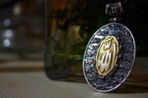 Hep Allah’a emanet etti bizi gidenler!.. Çünkü onlarda bilirler, Yaradandan başka kul’unu daha çok kim sever.