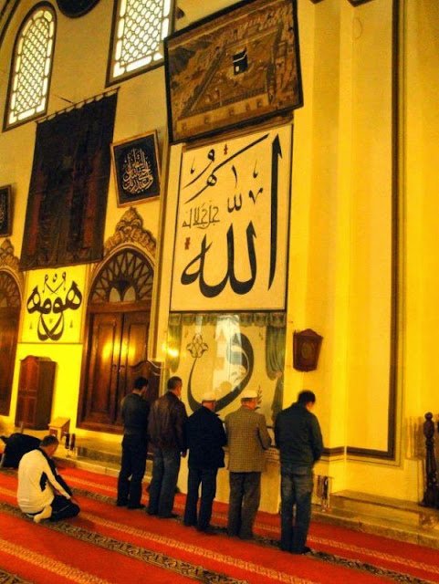 Kim de Beni anmaktan yüz çevirirse, sıkıntılarla dolu bir hayata mahkum olur  Tâhâ Suresi / 124