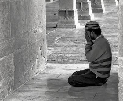 Allah’ım! İhtiyarlıktan, üzüntüden, acizlikten, cimrilikten, korkaklıktan, borçtan ve haksızlıklardan Sana sığınırım.”