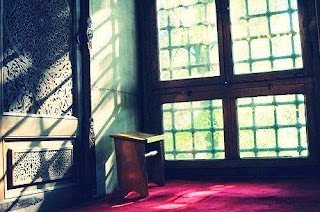 Herkesin dövme, sigara yanığı, jilet izini delikanlılık saydığı bir dönemde alnında secde izi taşımak Nuh’ un Gemisine çivi çakmaktır…