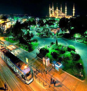 ”Kırılmış kalbine teselli arıyorsun, insanlarda değil, Rabbin’de ara…”