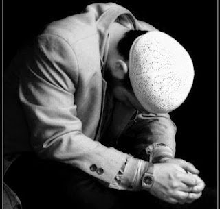 Körlük gözde kalsın, Sağırlık kulakta, Dermansızlık dizde kalsın, Sükûnet dudakta.