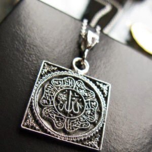 " Bir kapı kapanırsa Allah daha güzel kapı açar, korkma…
Sen verilene razı ol…"