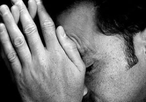 Bir erkeğin yumruğundan daha serttir bir kadının son sözü: Çünkü biri dişlerini döker, diğeri düşlerini..