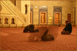 Cennete giden yol mescitlerden geçiyor, Mevla Kullarını hep secdelerde seçiyor.