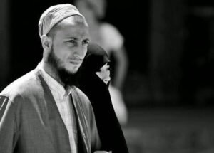 “Karının yanında yabancı kadınlardan bahsetme. Çünkü, senin yabancı kadınlardan bahsettiğin gibi o da, yabancı erkeklerden bahsetme cesâretine girer.”  – İmâmı Âzam (Rah.A.)